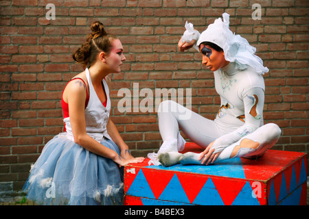 Jeune femme italienne souple clown contorsionniste montrent l'exécution de l'ensemble du corps tordues sourire face à l'un envers l'extérieur circus Banque D'Images