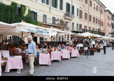 Les clients dans des cafés à la place de Navone Rome Italie Banque D'Images