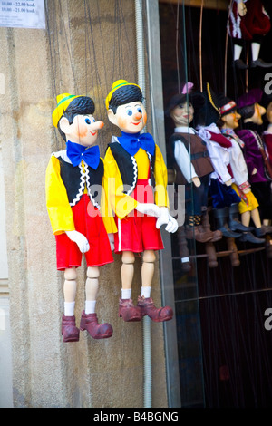 Pinocchio marionnettes en bois étendus dehors un magasin à Prague, la Bohême, République Tchèque Banque D'Images