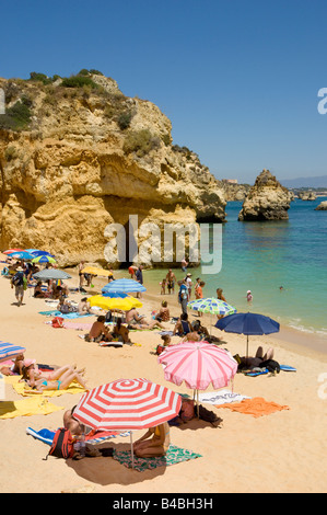 Le Portugal l'Algarve près de Lagos Praia do Camilo plage en été Banque D'Images