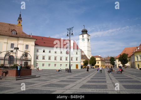 La Transylvanie Sibiu Roumanie Europe Septembre Piata Mare entourée par l'Église catholique Holy Trinity et tour du Conseil Banque D'Images