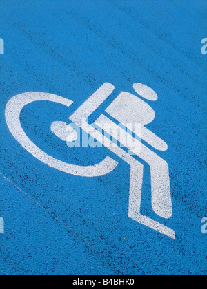 Stationnement pour handicapés / Handicap sur un supermarché français Banque D'Images