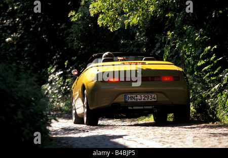 Voiture, Alfa Romeo Spider 2.0 Twin Spark, convertibles, l'année de modèle 2000, jaune, open top, debout, à la défense, la diagonale du ba Banque D'Images