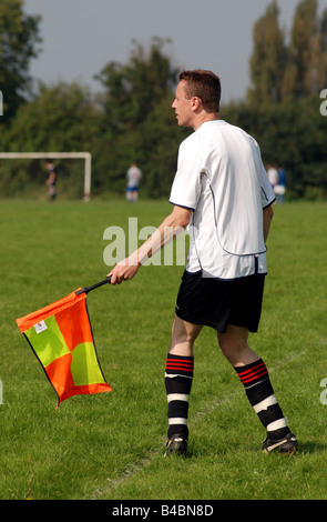 Dimanche football Ligue juge de ligne avec le drapeau, Leamington Spa, Royaume-Uni Banque D'Images