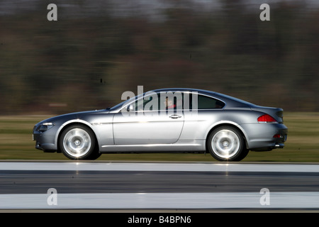 Voiture, BMW 645 roadster, EC, l'année de modèle 2003-, coupé/cabriolet, argent/anthracite, FGHDS, conduite, side view, country road Banque D'Images