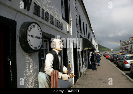 Ville d'Inveraray, en Écosse. Le Loch Fyne Whiskies shop sur le Burgh Royal d'Inveraray's Main Street East. Banque D'Images