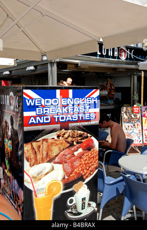 Un petit-déjeuner anglais 'nous n' affiche à l'extérieur d'un café à salou,Espagne. Banque D'Images