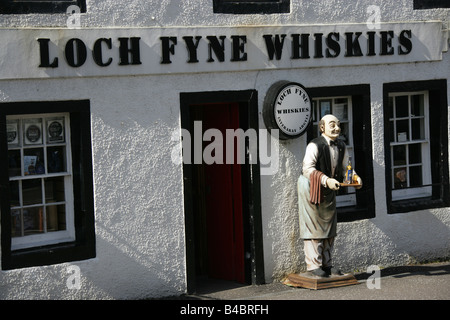 Ville d'Inveraray, en Écosse. Le Loch Fyne Whiskies shop sur le Burgh Royal d'Inveraray's Main Street East. Banque D'Images