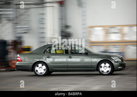 Voiture, Lexus LS 430, une limousine de luxe, environ s, l'année de modèle 2004-, argent/anthracite, V8, la conduite, la vue latérale, photographe : Achim Banque D'Images