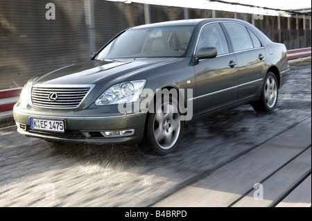 Voiture, Lexus LS 430, une limousine de luxe, environ s, l'année de modèle 2004-, argent/anthracite, V8, la conduite, la diagonale de l'avant, fronta Banque D'Images