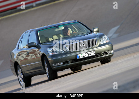 Voiture, Lexus LS 430, une limousine de luxe, environ s, l'année de modèle 2004-, argent/anthracite, V8, la conduite, la diagonale de l'avant, fronta Banque D'Images