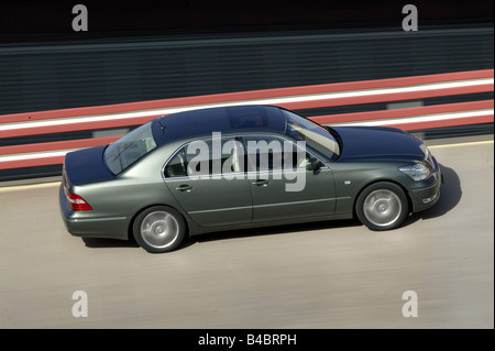 Voiture, Lexus LS 430, une limousine de luxe, environ s, l'année de modèle 2004-, argent/anthracite, V8, la conduite, la vue latérale, test track, c Banque D'Images