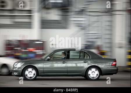 Voiture, Lexus LS 430, une limousine de luxe, environ s, l'année de modèle 2004-, argent/anthracite, V8, la conduite, la vue latérale, test track, c Banque D'Images