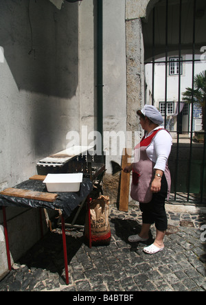 Griller des sardines sur Chef cuisinier dans Alfama Banque D'Images