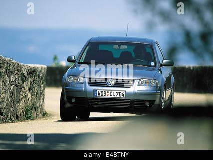 Voiture, VW Volkswagen Passat W8, l'année de modèle 2001, d'argent, la diagonale de l'avant, vue frontale, la conduite, la route de campagne, de limousines Banque D'Images