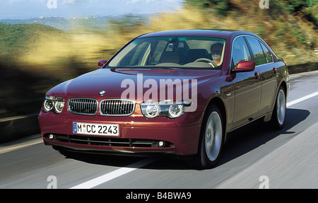 Voiture, BMW 745i, 7e environ de luxe, Limousine, l'année de modèle 2000-, la diagonale de l'avant, la conduite, la route de campagne, de couleur rubis, une Banque D'Images