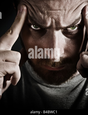 Portrait de l'homme effrayant à très stressé et en colère Banque D'Images