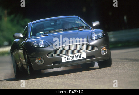 Location, Aston Martin V12 Vanquish, coupé, roadster, l'année de modèle 2001, d'argent, la conduite, la diagonale de l'avant, vue frontale, count Banque D'Images