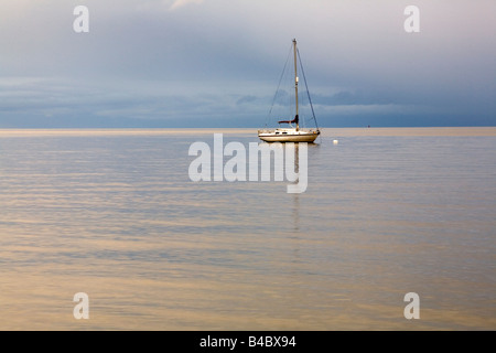 La lumière de fin de soirée sur le Moray Firth de Rosemarkie sur l'île Noire Banque D'Images