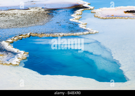 Motifs abstraits dans les sources hydrothermales dans le Parc National de Yellowstone Banque D'Images