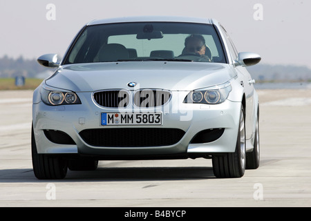 Voiture, BMW M5, l'année de modèle 2004-, Limousine, de taille moyenne supérieure, argent, la conduite, la diagonale de l'avant, vue frontale, tester trac Banque D'Images