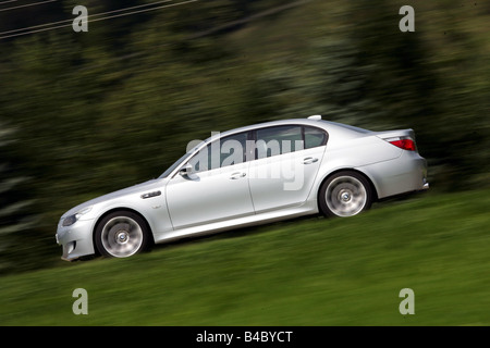 Voiture, BMW M5, l'année de modèle 2004-, Limousine, de taille moyenne supérieure, argent, la conduite, la vue latérale, country road, photographe : Hans Diet Banque D'Images
