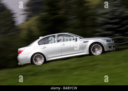 Voiture, BMW M5, l'année de modèle 2004-, Limousine, de taille moyenne supérieure, argent, la conduite, la vue latérale, country road, photographe : Hans Diet Banque D'Images