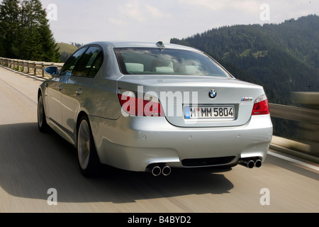 Voiture, BMW M5, l'année de modèle 2004-, Limousine, de taille moyenne supérieure, argent, la conduite, la diagonale de l'arrière, vue arrière, country road, Banque D'Images
