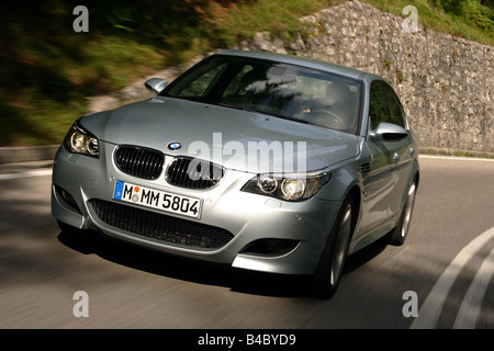 Voiture, BMW M5, l'année de modèle 2004-, Limousine, de taille moyenne supérieure, argent, la conduite, la diagonale de l'avant, vue frontale, le pays r Banque D'Images