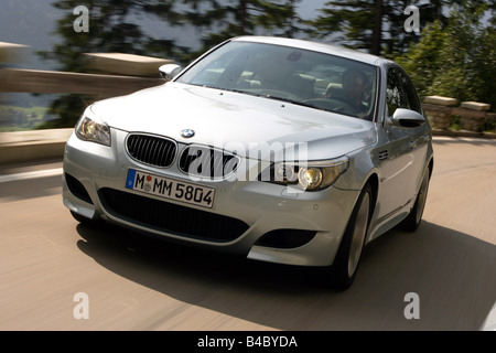 Voiture, BMW M5, l'année de modèle 2004-, Limousine, de taille moyenne supérieure, argent, la conduite, la diagonale de l'avant, vue frontale, le pays r Banque D'Images