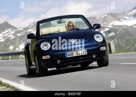 Voiture, VW Volkswagen New Beetle Convertible, l'année de modèle 2003-, bleu foncé, open top, la conduite, la diagonale de l'avant, vue frontale Banque D'Images