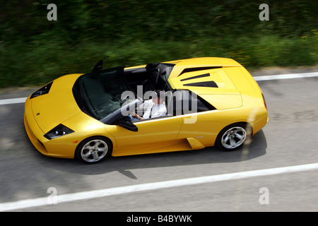 Voiture, Lamborghini Murcielago Roadster, l'année de modèle 2004-, jaune, convertible, open top, conduite, side view, country road, photogr Banque D'Images