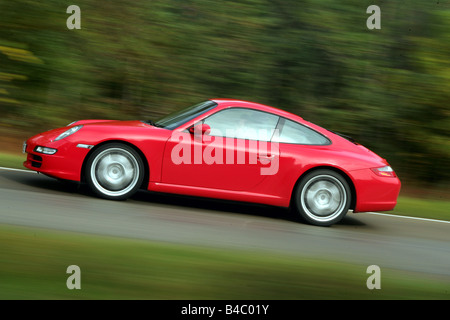 Voiture, Porsche 911 Carrera, modèle année 2004-, rouge, roadster, coupé/cabriolet, conduite, side view, country road, photographe : Hans Die Banque D'Images