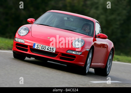 Voiture, Porsche 911 Carrera, modèle année 2004-, rouge, roadster, coupé/cabriolet, la conduite, la diagonale de l'avant, vue frontale, pays Banque D'Images