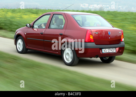 Voiture, Dacia Logan, l'année de modèle 2004-, limousine, en bas au milieu de la classe de taille moyenne, rouge, la conduite, la diagonale de l'arrière, vue arrière, côté v Banque D'Images