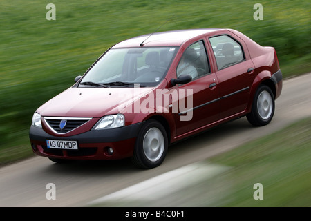 Voiture, Dacia Logan, l'année de modèle 2004-, limousine, en bas au milieu de la classe de taille moyenne, rouge, la conduite, la diagonale de l'avant, vue frontale, co Banque D'Images