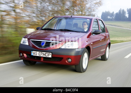 Voiture, Dacia Logan, l'année de modèle 2004-, limousine, en bas au milieu de la classe de taille moyenne, rouge, la conduite, la diagonale de l'avant, vue frontale, co Banque D'Images