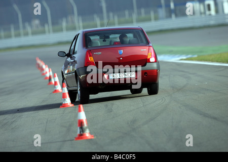 Voiture, Dacia Logan, l'année de modèle 2004-, limousine, en bas au milieu de la classe de taille moyenne, rouge, la conduite, la diagonale de l'arrière, vue arrière, test t Banque D'Images