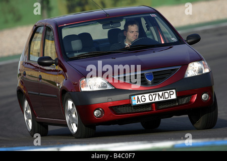 Voiture, Dacia Logan, l'année de modèle 2004-, limousine, en bas au milieu de la classe de taille moyenne, rouge, la conduite, la diagonale de l'avant, vue frontale, te Banque D'Images