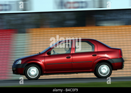 Voiture, Dacia Logan, l'année de modèle 2004-, limousine, en bas au milieu de la classe de taille moyenne, rouge, conduite, side view, test track, photographe : CCIS Banque D'Images