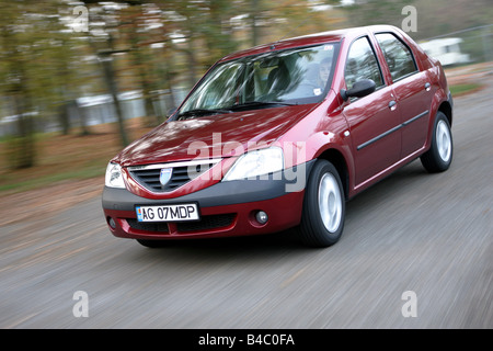 Voiture, Dacia Logan, l'année de modèle 2004-, limousine, en bas au milieu de la classe de taille moyenne, rouge, la conduite, la diagonale de l'avant, vue frontale, co Banque D'Images