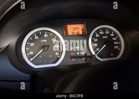 Voiture, Dacia Logan, l'année de modèle 2004-, limousine, en bas au milieu de la classe de taille moyenne, rouge, vue détaillée, vue de l'intérieur, Cockpit, compte-tours, Banque D'Images