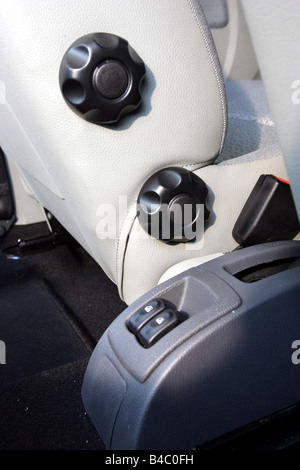 Voiture, Dacia Logan, l'année de modèle 2004-, limousine, en bas au milieu de la classe de taille moyenne, rouge, vue détaillée, vue de l'intérieur, la technique/accessoire, Banque D'Images