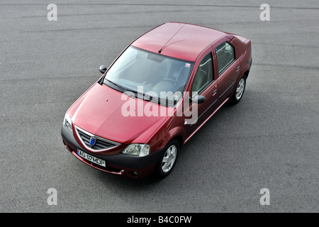 Voiture, Dacia Logan, l'année de modèle 2004-, limousine, en bas au milieu de la classe de taille moyenne, rouge, debout, à la défense, la diagonale de l'avant/oben, Banque D'Images