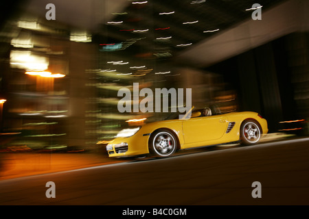 Voiture, Porsche Boxster S, l'année de modèle 2004-, jaune, convertible, open top, la conduite, la diagonale de l'avant, vue frontale, vi Banque D'Images