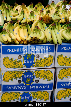 Les bananes en vente sur stand UK Banque D'Images
