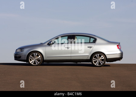 Voiture, VW Volkswagen Passat , Limousine, classe moyenne, l'année de modèle 2004, d'argent, debout, à la défense, vue latérale, photographe : Han Banque D'Images