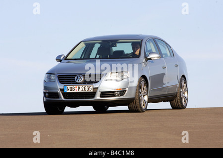 Voiture, VW Volkswagen Passat , Limousine, classe moyenne, l'année de modèle 2004, d'argent, debout, à la défense, la diagonale de l'avant, bof Banque D'Images