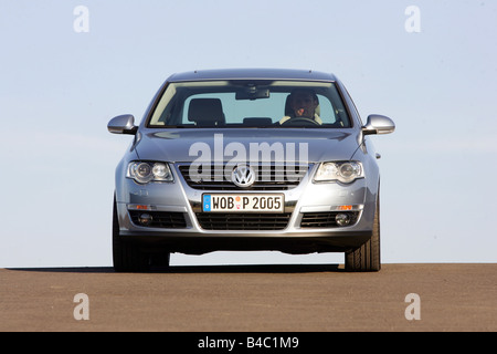 Voiture, VW Volkswagen Passat , Limousine, classe moyenne, l'année de modèle 2004, d'argent, debout, à la défense, vue frontale, photographe : Banque D'Images