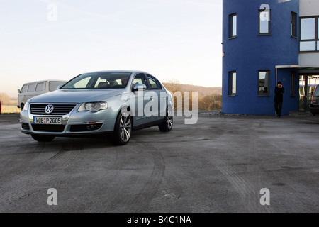 Voiture, VW Volkswagen Passat , Limousine, classe moyenne, l'année de modèle 2004, d'argent, debout, à la défense, la diagonale de l'avant, bof Banque D'Images